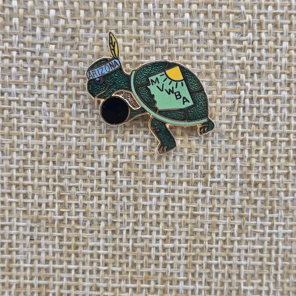 Collectible Green Gold Turtle Lapel Pin Mesa Valley Women's Bowling Association - Picture 1 of 5